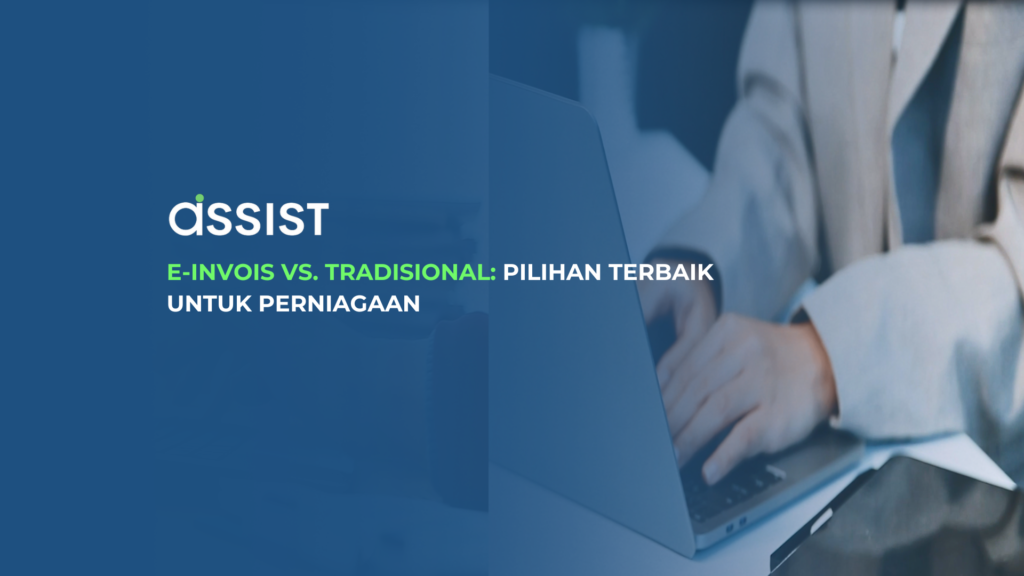 Seorang individu menaip pada komputer riba, dengan teks 'E-Invois vs. Tradisional: Pilihan Terbaik untuk Perniagaan' dipaparkan di sebelah kiri bersama logo Assist.
